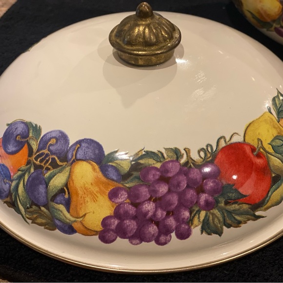 Vintage Cornucopia Enamelware.  8”pot.  Brass knobs and handles - Picture 2 of 6